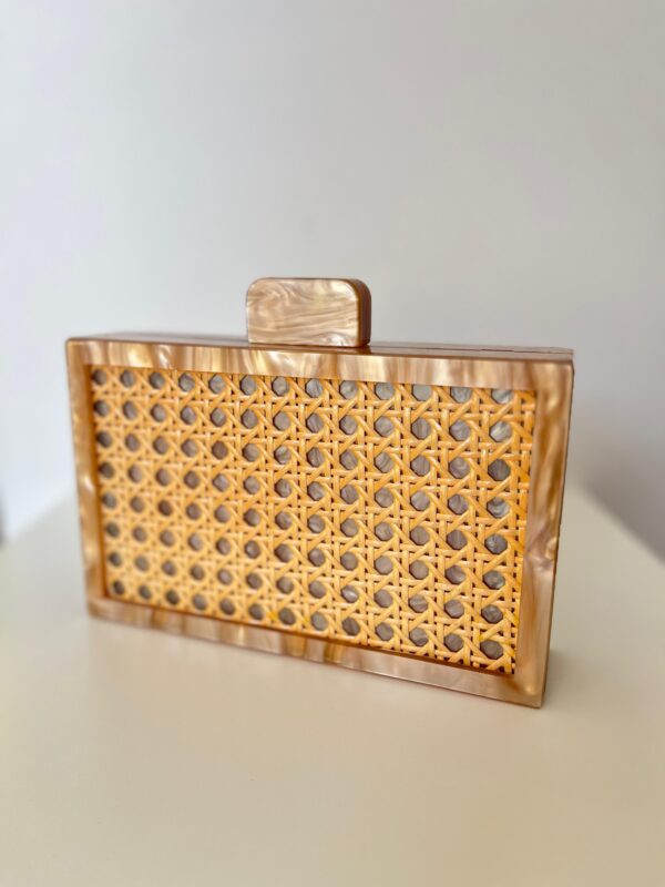 Bolso nácar y rafia